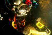Divers wrist-mountable underwater thickness gauge with a bright AMOLED display, live A-scan and data logging