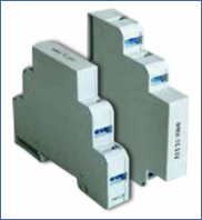 Protective modules contain a coarse and a fine overvoltage protection in a longitudinal and a transverse direction