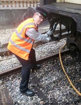 Aquila® DPU102 gloves protect and guard on the Swanage Railway